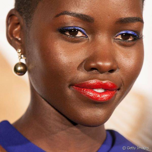 Lupita Nyong'o usou o delineado azul com batom vermelho para prestigiar premia??o em Los Angeles, em fevereiro